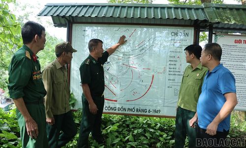 Cựu Chiến binh xã Bảo Yên ôn lại truyền thống cách mạng của quê hương.