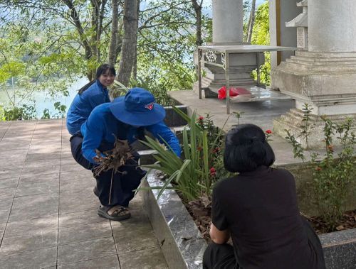 Đoàn viên, thanh niên và hội viên phụ nữ thôn 6B, xã Bảo Yên, tỉnh Lào Cai duy trì vệ sinh, chăm sóc cây xanh, lau dọn khuôn viên di tích.