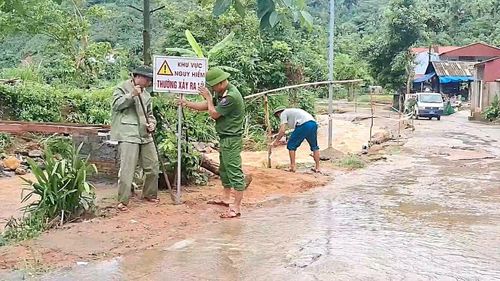 Biển cảnh báo nguy hiểm được cắm tại các nơi người dân thường xuyên qua lại.