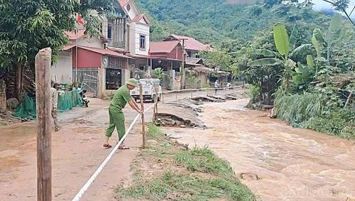 Lực lượng chức năng xã đã căng dây, cắm biển cảnh báo nguy hiểm và cảnh giới để đảm bảo an toàn cho người dân.