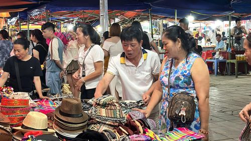 Nhiều mặt hàng được khách ưa chuộng tại chợ đêm Bắc Hà.
