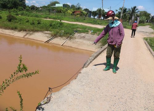 Cây cầu bắc qua kênh chính Sông Quao ở thôn Phú Minh không có lan can