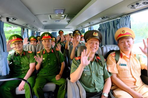 Cán bộ, chiến sĩ Công an tỉnh tham gia chương trình Tôi làm công an xã. Ảnh: Thiện Nhân