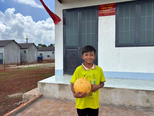 Điểu Thiện, cậu bé M'nông vui sướng bên ngôi nhà mới