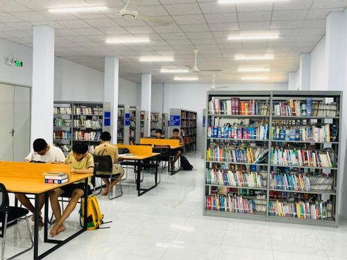 Học sinh chăm chú đọc sách trong dịp hè