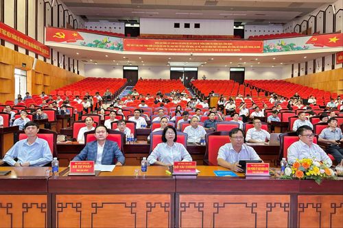 Phó Chủ tịch UBND tỉnh Nguyễn Ngọc Phúc (hàng đầu bên phải) và các sở, ngành tham dự hội nghị