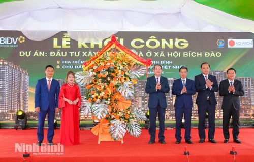Các đồng chí lãnh đạo tỉnh tặng hoa chúc mừng chủ đầu tư dự án.