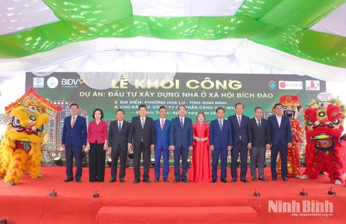 Các đại biểu chụp ảnh lưu niệm.
