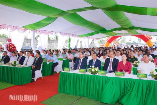 Các đại biểu dự lễ khởi công.