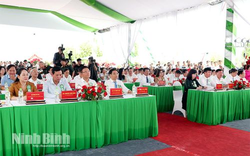 Các đại biểu dự lễ khai trương.