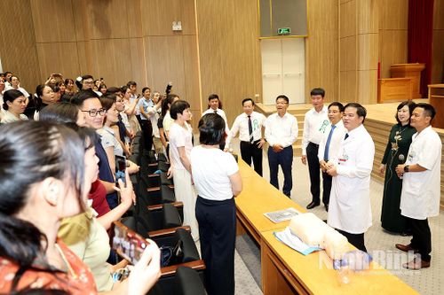 Các đại biểu đến thăm lớp tập huấn sơ cấp cứu cho các nhân viên y tế học đường trên địa bàn tỉnh (tại bệnh viện).