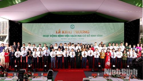 Các đại biểu chụp ảnh lưu niệm tại lễ khai trương.