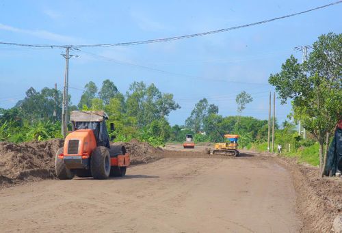 Thi công dự án xây dựng tuyến đường nối từ đê tả Đáy đến đường 57B Ý Yên. ảnh Anh Tuấn
