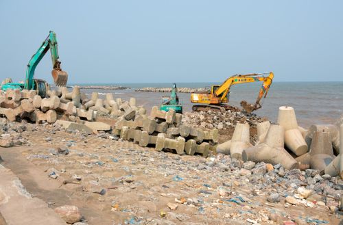 Nhà thầu thi công khắc phục các sự cố sạt, sập trên tuyến đê Hải Thịnh III. Ảnh Trường Giang