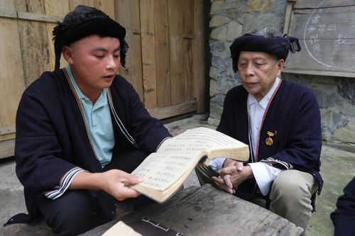 Ông Lý Văn Hềnh dạy chữ Nôm Dao cho người dân bản Sưng, xã Cao Sơn.