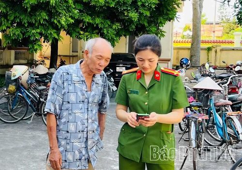 Cán bộ Công an xã Yên Lạc hướng dẫn người dân cài đặt, kích hoạt tài khoản định danh điện tử và tích hợp các giấy tờ cá nhân quan trọng lên ứng dụng VNeID.