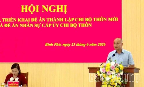 Đồng chí Nguyễn Hồng Phong - Bí thư Đảng ủy, Chủ tịch HĐND xã Bình Phú phát biểu tại hội nghị.