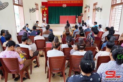 Họp lấy ý kiến nhân dân về việc sáp nhập bản Sai Chiên và bản Hoa Quỳnh.