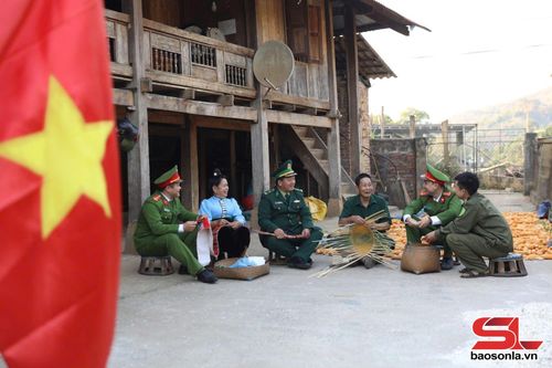 Cán bộ, chiến sĩ Công an, biên phòng tuyên truyền cho người dân khu vực biên giới chấp hành tốt chủ trương, chính sách của Đảng và Nhà nước. Ảnh: PV