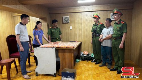 Đối tượng Thào Lệnh cùng tang vật tại cơ quan Công an. Ảnh: Trung Hiếu ANTV