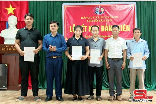 Chi bộ bản Lùn, xã Púng Bánh trao quyết định kết nạp đảng viên.