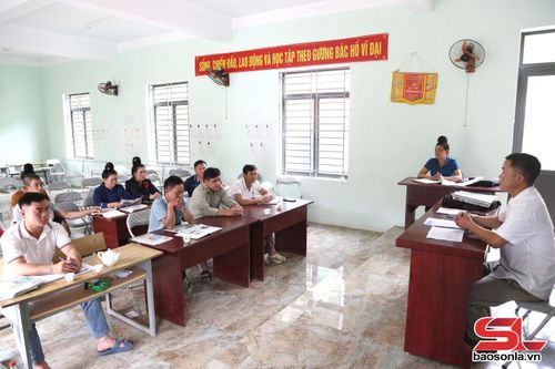 Chi bộ bản Nậm Tỉa, xã Púng Bánh sinh hoạt chi bộ.