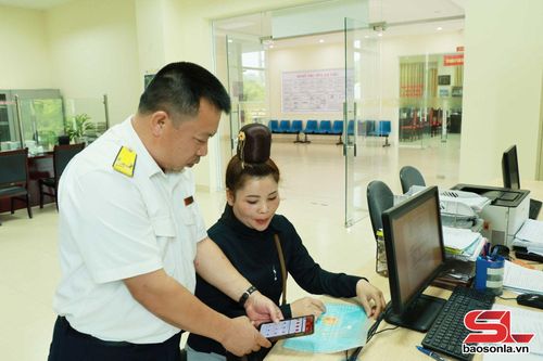 Công chức thuế hướng dẫn người nộp thuế cài đặt ứng dụng eTax Mobile.