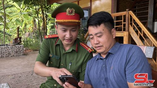 Công an xã Yên Châu hướng dẫn người dân cài đặt định danh điện tử.