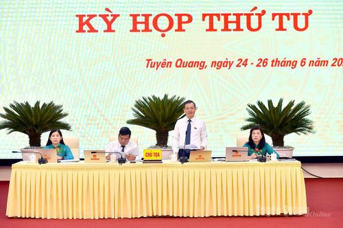 Đồng chí Nguyễn Văn Sơn, Chủ tịch HĐND tỉnh điều hành phiên chất vấn.