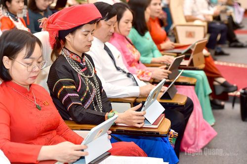 Đại biểu biểu quyết thông qua các nghị quyết trình tại kỳ họp.