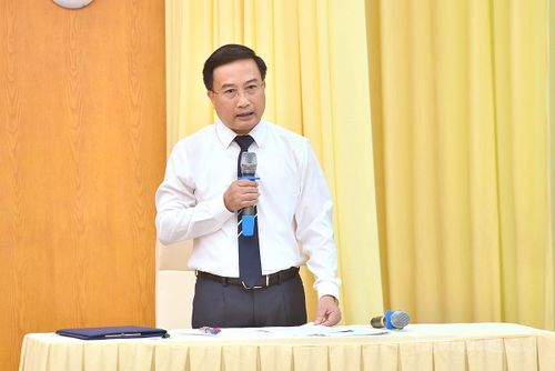 Giám đốc Sở Nông nghiệp và Môi trường Phạm Mạnh Duyệt trả lời chất vấn.
