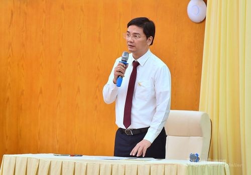 Giám đốc Sở Giáo dục và Đào tạo Vũ Đình Hưng trả lời chất vấn.