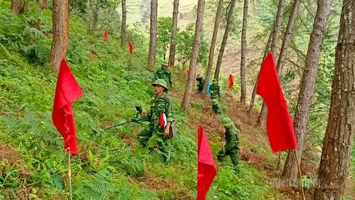 Cán bộ, chiến sĩ Đội rà phá bom mìn thuộc Tổng công ty Thái Sơn thực hiện nhiệm vụ tại thôn Na Cạn, xã Cán Tỷ.
