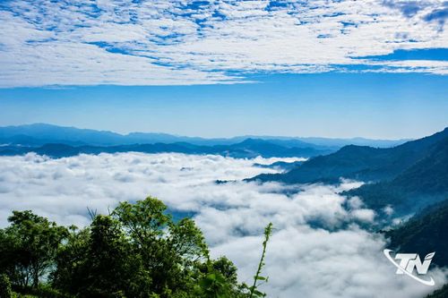 Biển mây trên những dãy núi trùng điệp là điểm đến hấp dẫn đối với du khách yêu thiên nhiên và trải nghiệm du lịch xanh.