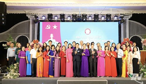 Các đồng chí lãnh đạo và đại biểu chúc mừng Ban Chấp hành Hội Khuyến học tỉnh Thái Nguyên khóa I, nhiệm kỳ 2026-2031.