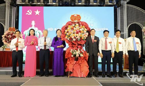 Lãnh đạo Trung ương Hội Khuyến học chúc mừng Đại hội.