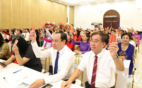 Các đại biểu biểu quyết bầu Ban Chấp hành Hội Khuyến học tỉnh khóa I, nhiệm kỳ 2026-2031.