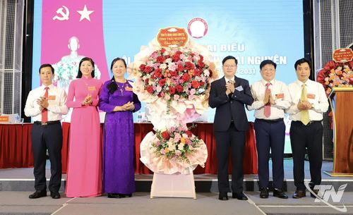 Đồng chí Đinh Quang Tuyên tặng lẵng hoa của Tỉnh ủy, HĐND, UBND, Ủy ban MTTQ tỉnh chúc mừng Đại hội.