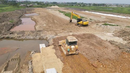 Nhà thầu đẩy nhanh tiến độ các hạng mục.