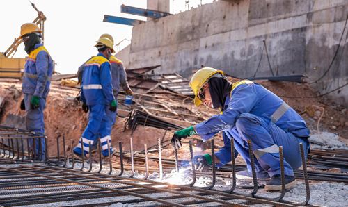 Công nhân thi công tại dự án khu công nghiệp.