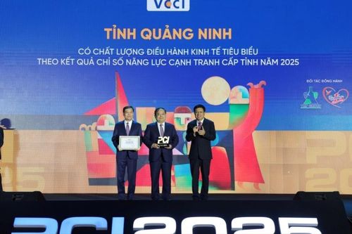 Lãnh đạo tỉnh Quảng Ninh nhận cúp PCI các địa phương dẫn đầu nhóm chất lượng điều hành "Tốt" tại sự kiện công bố Báo cáo Kinh tế tư nhân Việt Nam 2025 và Chỉ số Năng lực cạnh tranh cấp tỉnh năm 2025 vừa qua. Ảnh: Minh Đức