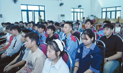 Sinh viên Trường Cao đẳng Nghề Yên Bái, thuộc tổ dân phố Tuy Lộc, phường Văn Phú, tỉnh Lào Cai chú ý theo dõi các phiên tòa.