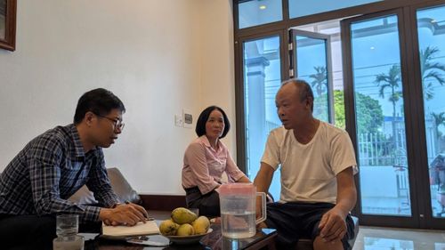 Anh Lê Hưng (bên phải) chia sẽ với cán bộ tín dụng và phóng viên bên ngôi nhà mới xây của mình