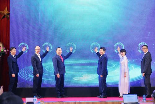 Bộ trưởng Bộ Khoa học và Công nghệ Vũ Hải Quân cùng các đại biểu bấm nút ra mắt Trung tâm quốc gia hỗ trợ sản xuất thử chip bán dẫn