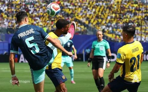 Tình huống cao chân của Pavlovic ngay đầu trận đấu. Ảnh: Getty.
