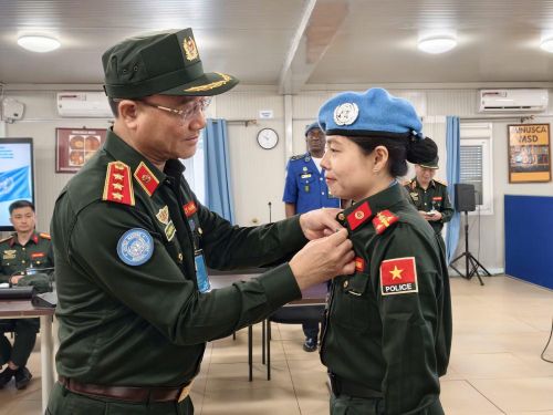 Thứ trưởng Phạm Thế Tùng gắn Huy chương Vì sự nghiệp GGHB LHQ cho các sĩ quan Tổ công tác số 6.