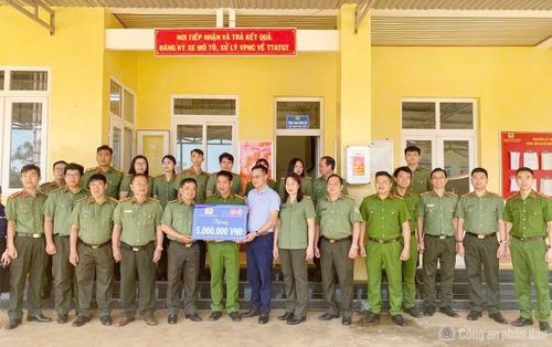 Cụm thi đua khối An ninh CATP Cần Thơ tặng quà CBCS Công an xã tại tỉnh Đắk Lắk.