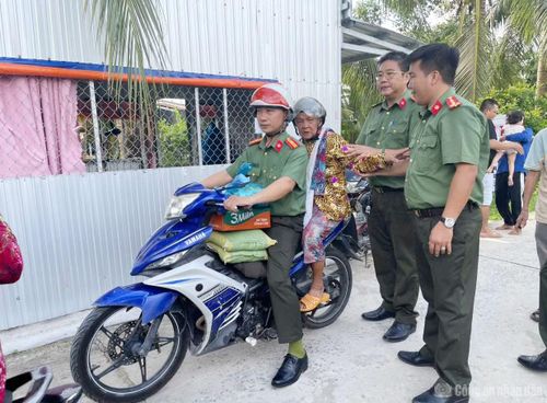 Lực lượng An ninh Công an xã Vĩnh Thuận Đông (TP Cần Thơ) tặng quà người dân khó khăn trên địa bàn.