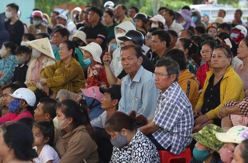 Phiên xét xử lưu động trước sự chứng kiến của hàng trăm người dân.