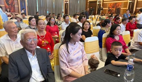 Các gia đình tiêu biểu tỉnh Quảng Trị tham dự chương trình giao lưu và tuyên dương.